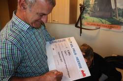 Jan van Olst tekent cheque 